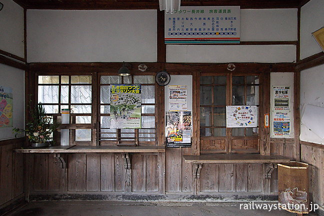 山形鉄道・羽前成田駅の木造駅舎、昔のままの窓口跡