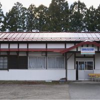 山形鉄道フラワー長井線・羽前成田駅、大正築の木造駅舎