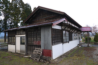 山形鉄道・羽前成田駅の木造駅舎、木の質感豊かな側面