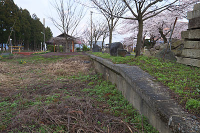 山形鉄道・フラワー長井線・羽前成田駅、側線ホーム跡