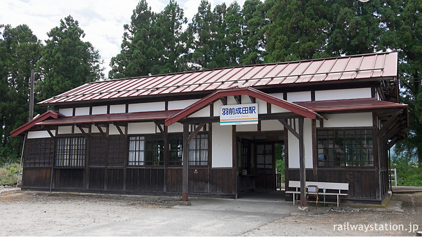 山形鉄道・羽前成田駅、復元工事でより木造駅舎らしい姿に
